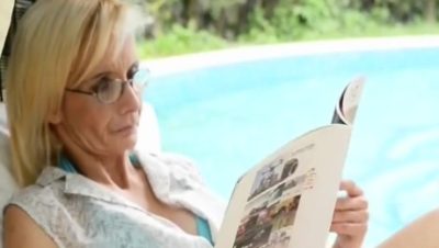 Safadinha numa siririca bem intensa até gozar